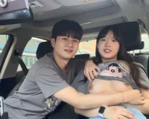 Couple cute mút vú trong ôtô - Việt Nam
